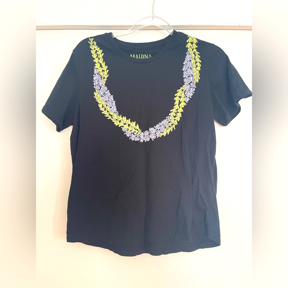 mahina made lei pili tee black small